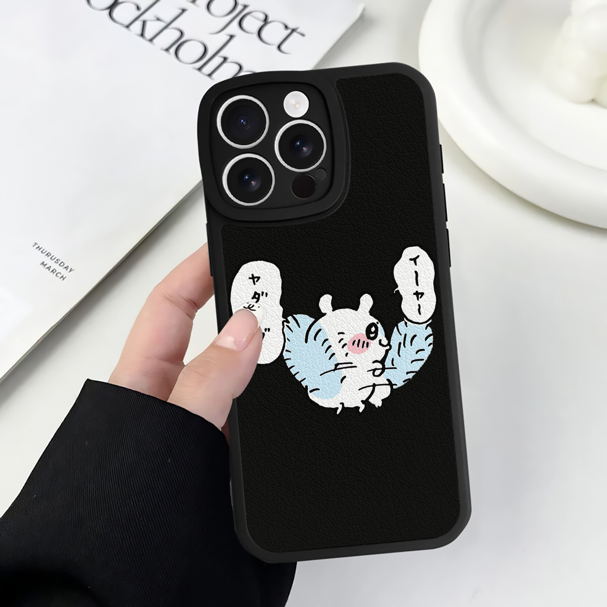 （画像用） ちいかわ モモンガ Chii-kawa Momonga 【iPhone 16シリーズ対応】シリコンスマホケース（レザー調） 材質：シリコン